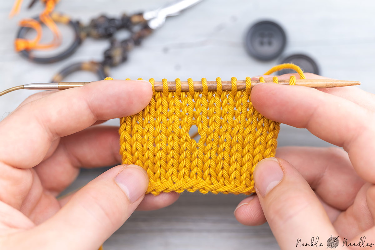 How one can knit a vertical buttonhole for learners